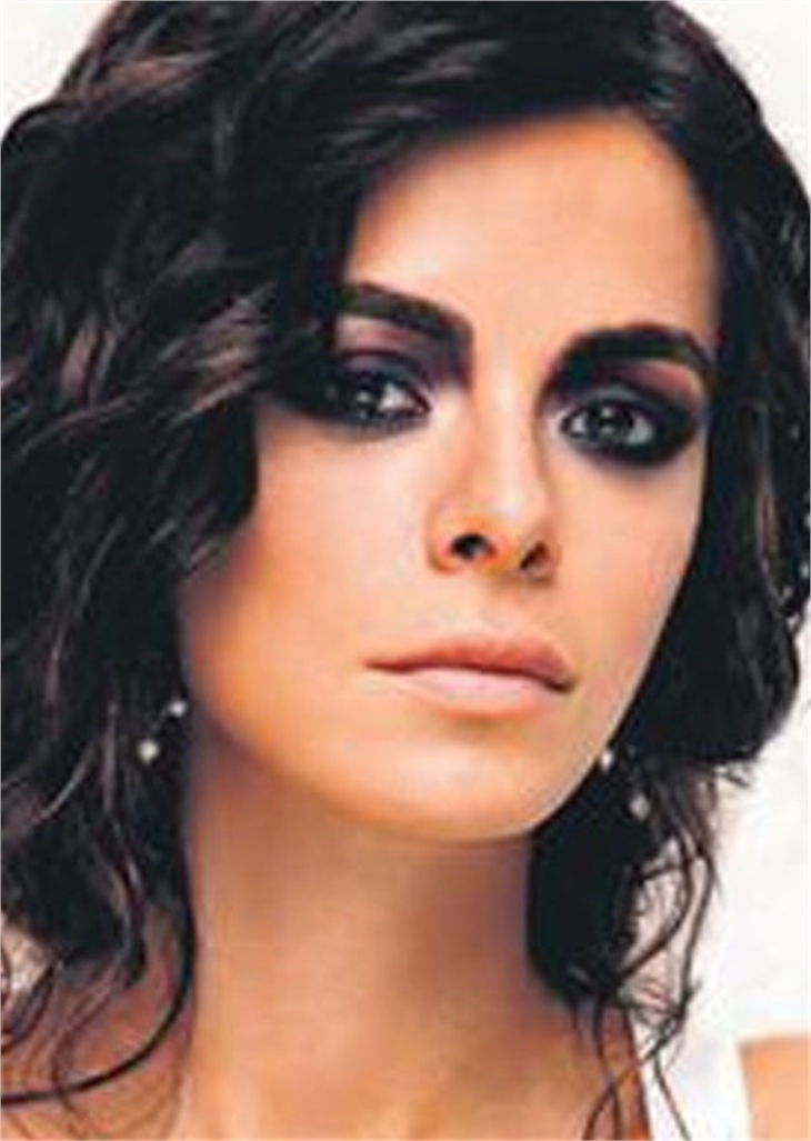 ÖZGE ÖZPİRİNÇÇİ BİNBİR SURAT OLDU!