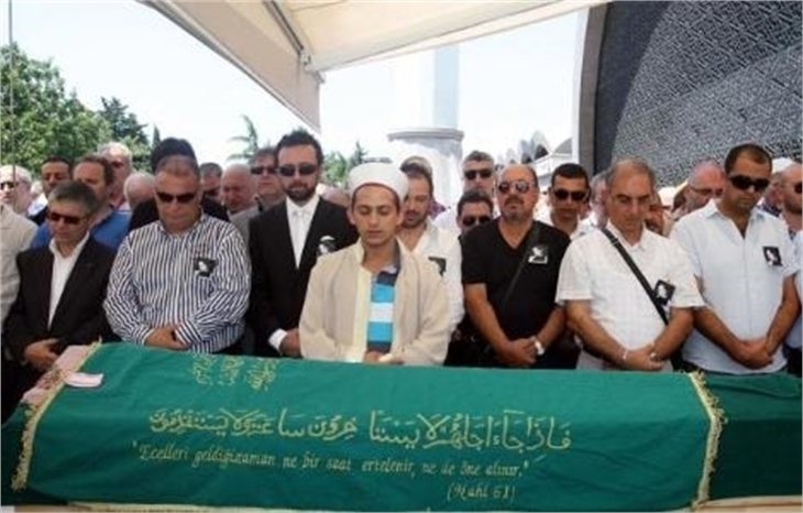 Reklam yıldızı Burçin Bildik eşini damatlığıyla uğurladı!
