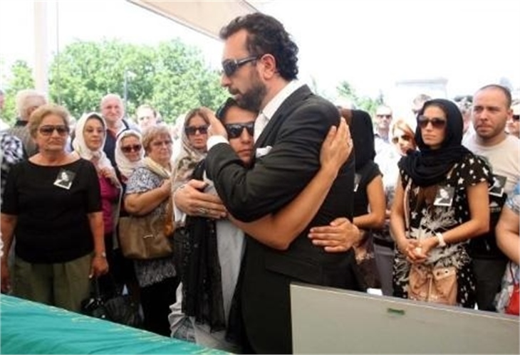 Reklam yıldızı Burçin Bildik eşini damatlığıyla uğurladı!