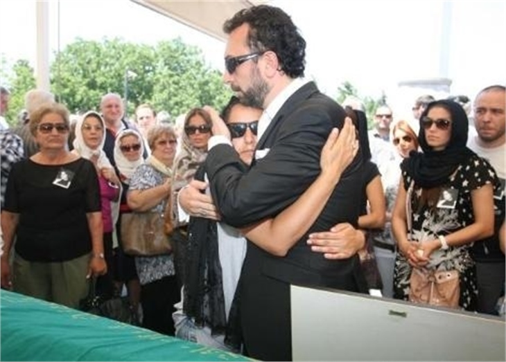 Reklam yıldızı Burçin Bildik eşini damatlığıyla uğurladı!