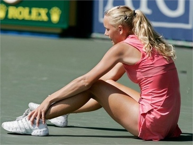 Caroline Wozniacki iç çamaşırı işine giriyor