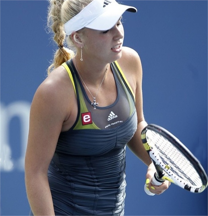 Caroline Wozniacki iç çamaşırı işine giriyor
