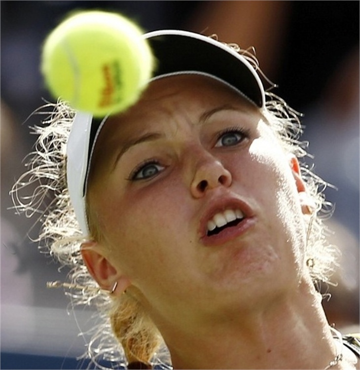 Caroline Wozniacki iç çamaşırı işine giriyor