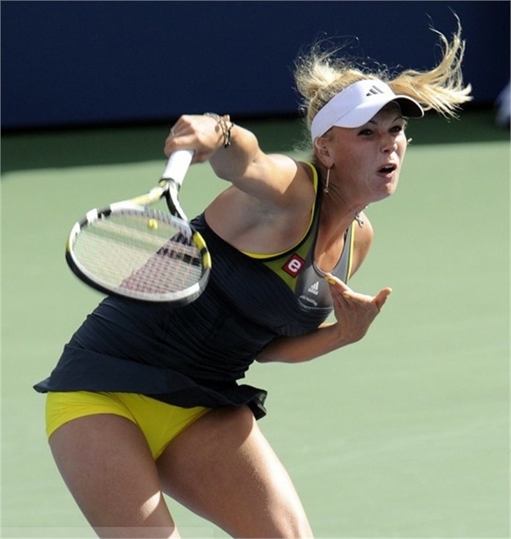 Caroline Wozniacki iç çamaşırı işine giriyor