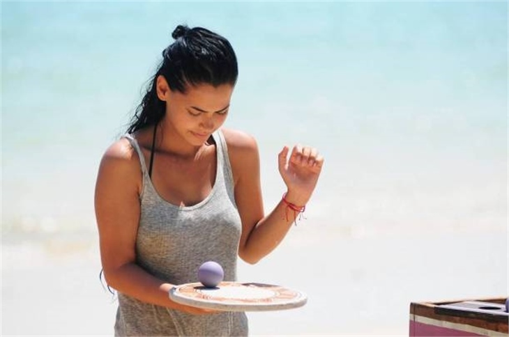 Yerli Adriana Fatma Gül bikinili!
