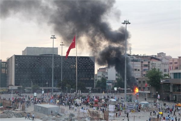 Taksim Meydanı'ndaki bekleyiş sabah devam etti!