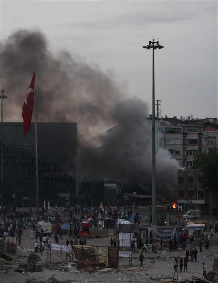 Taksim Meydanı'ndaki bekleyiş sabah devam etti!