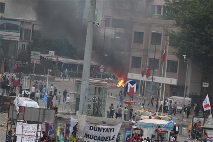 Taksim Meydanı'ndaki bekleyiş sabah devam etti!