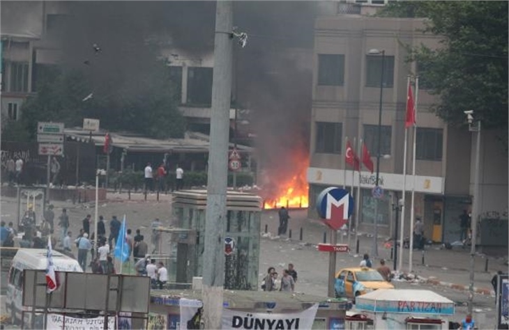 Taksim Meydanı'ndaki bekleyiş sabah devam etti!