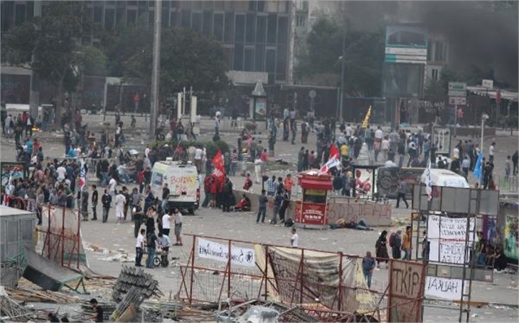 Taksim Meydanı'ndaki bekleyiş sabah devam etti!