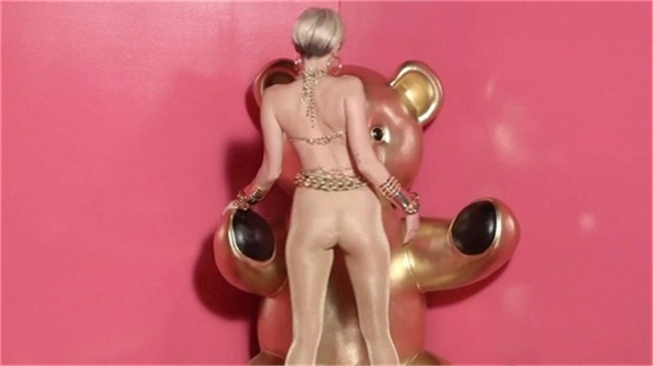 Miley Cyrus yine soyundu