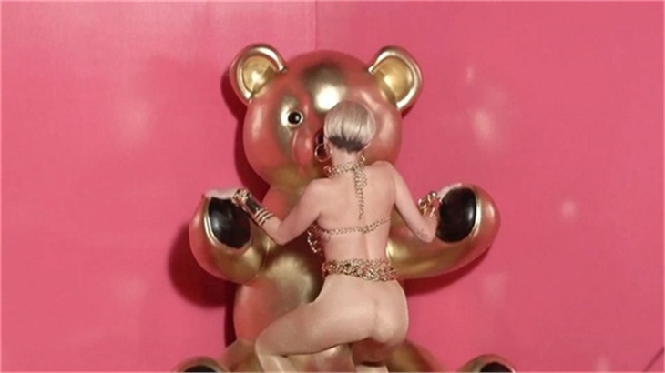 Miley Cyrus yine soyundu