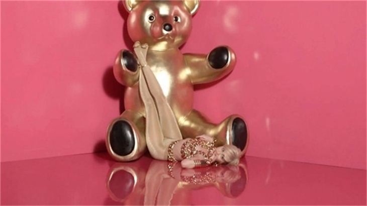 Miley Cyrus yine soyundu