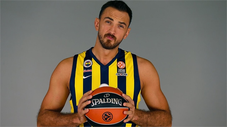 Saba Tümer milli basketbolcu ile yakalandı