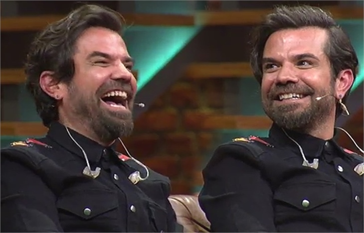 Beyaz Show'da Kenan Doğulu'nun ağzına sinek kaçtı!