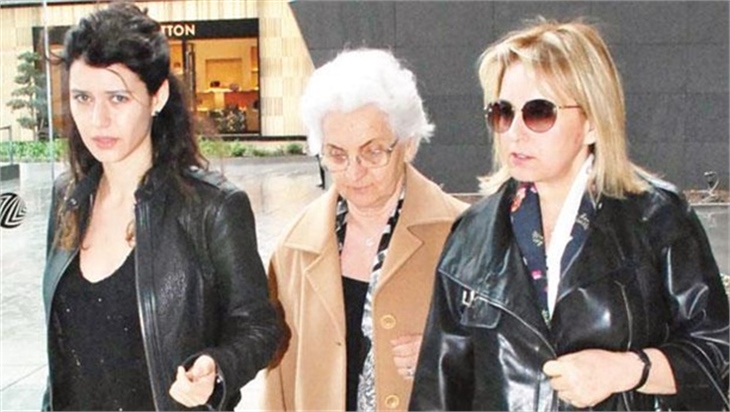 Beren Saat annesi için seferber oldu!