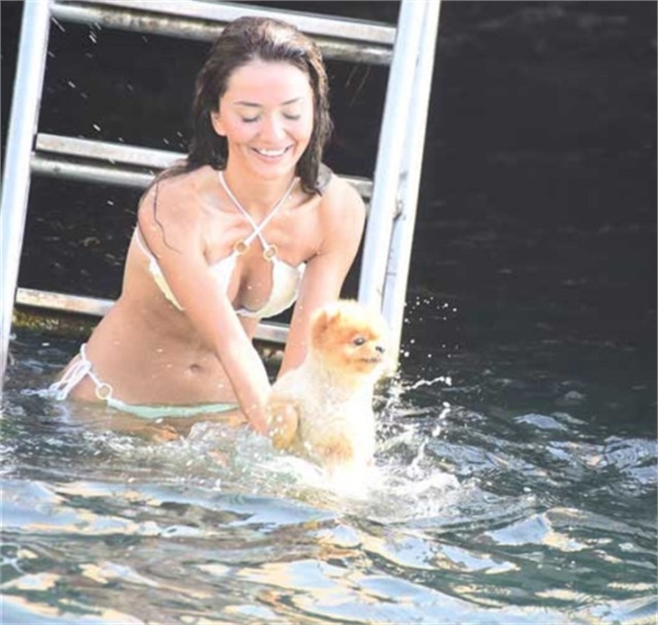 Cansu Taşkın köpeğiyle tatilde!