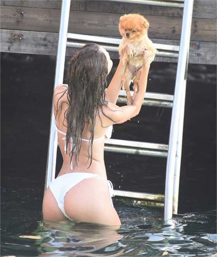 Cansu Taşkın köpeğiyle tatilde!