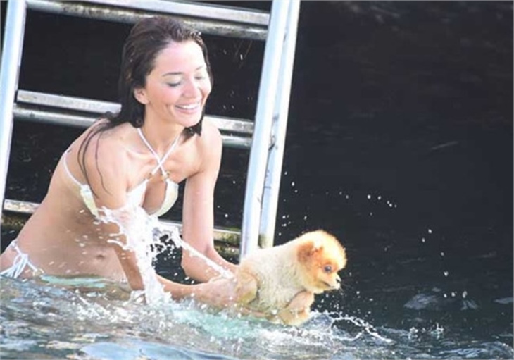 Cansu Taşkın köpeğiyle tatilde!