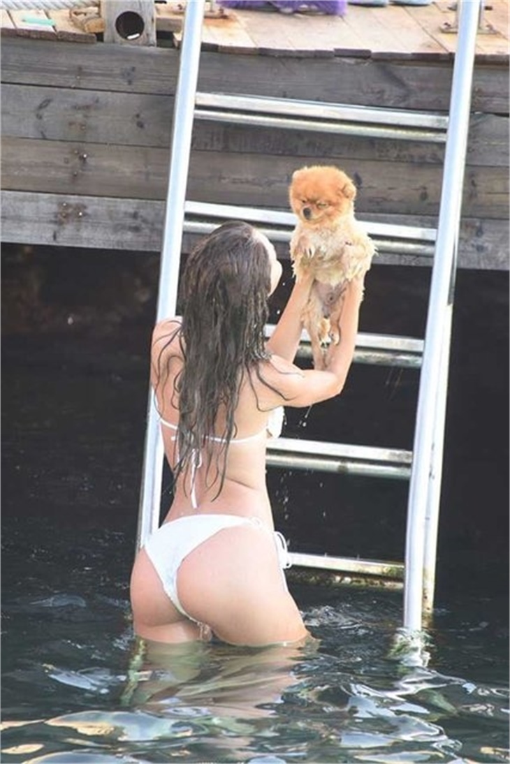 Cansu Taşkın köpeğiyle tatilde!