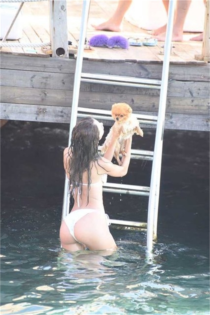 Cansu Taşkın köpeğiyle tatilde!