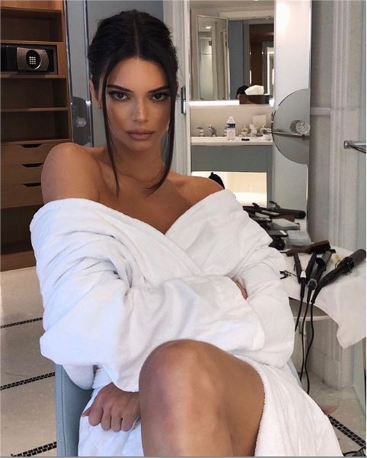Kendall Jenner sınırları zorladı!