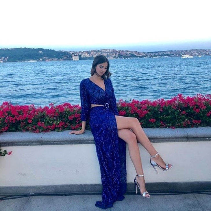 Ünlü oyuncu seksi pozlarıyla nefes kesti!
