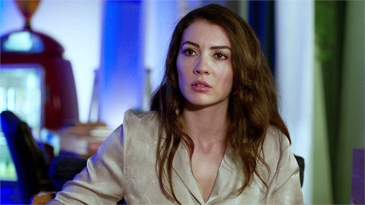 Afili Aşk'ın Ayşe'si Burcu Özberk'ten itiraf : "Eteğimi çekti ve..."