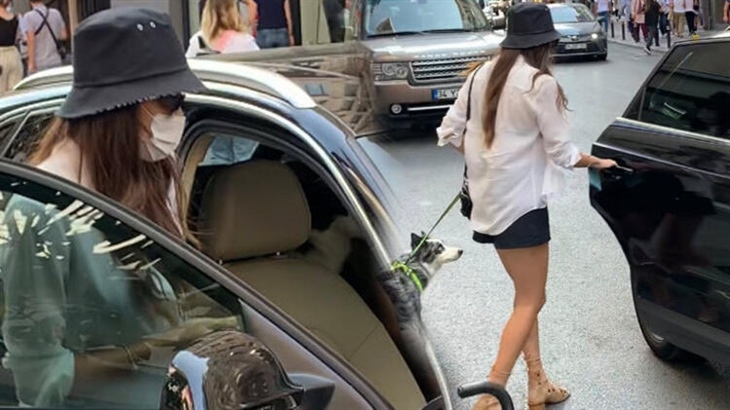 Hande Erçel şapka ve şortuyla dikkat çekti!