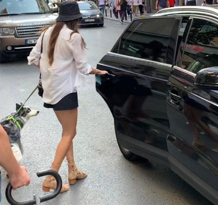Hande Erçel şapka ve şortuyla dikkat çekti!