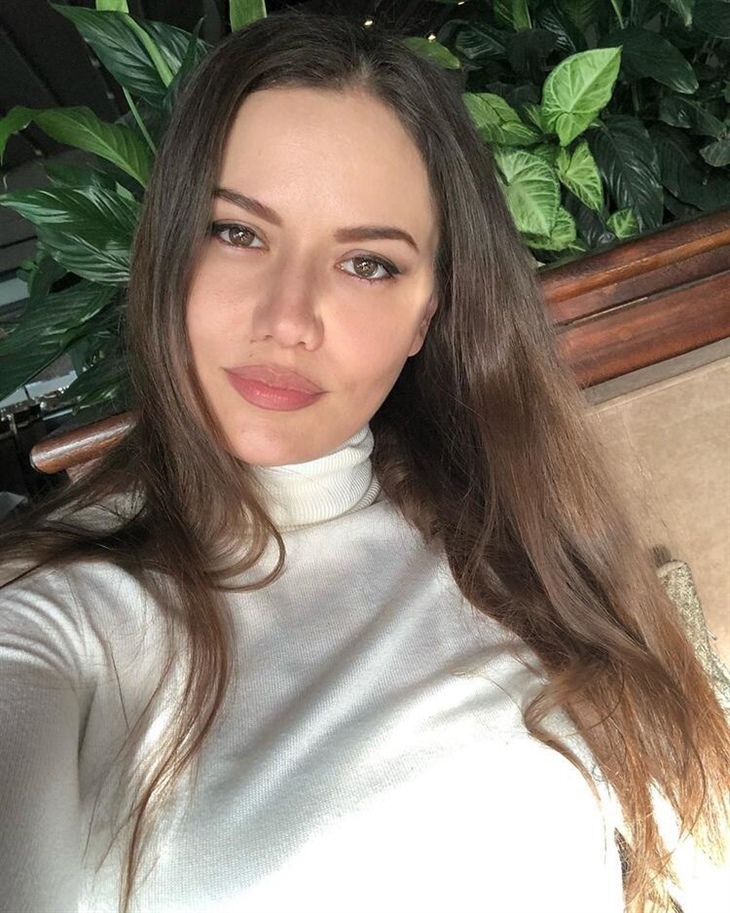Fahriye Evcen fit hali ile kendine hayran bıraktı!