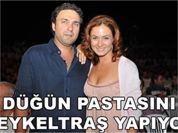 DÜĞÜN PASTASINI HEYKELTRAŞ YAPIYOR