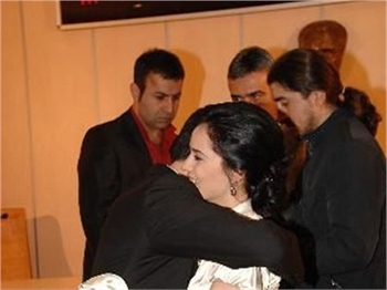 ÖZCAN DENİZ'E FAHRİYE EVCEN SÜRPRİZİ!