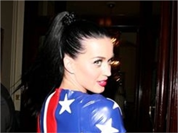 Katy Perry ilginç kostümüyle göz doldurdu..