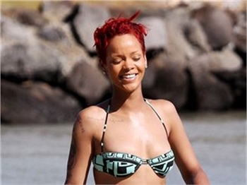 Rihanna Barbados'ta bikiniyle yakalandı!