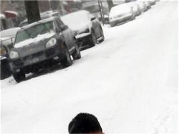 Çinli baba 4 yaşındaki oğlunu karda koşturdu