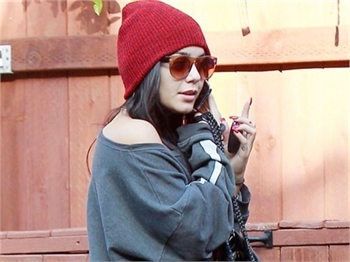 Vanessa Hudgens mini şortuyla büyüledi...