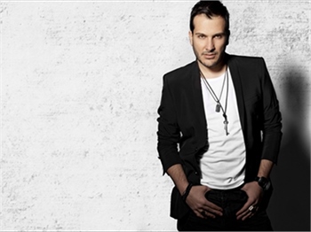 Popstar Abidin'i gömdü!