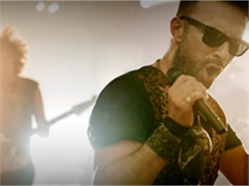 Tarkan'dan iki bomba birden!
