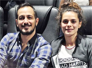Sarp Apak ve Özge Özpirinçci'nin selfie izdihamı!