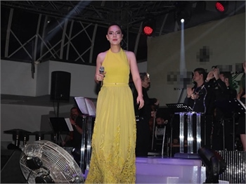 Davullu zurnalı Ebru Gündeş coşkusu