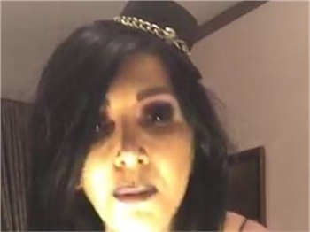 Hande Yener'den bornozlu canlı yayın!