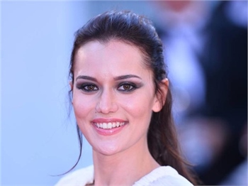 Cannes güzeli Fahriye Evcen