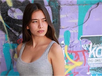 Burak Özçivit yeni filmi için Neslihan Atagül'ün peşinde