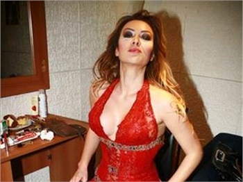Aylin Coşkun'dan plajda şov!