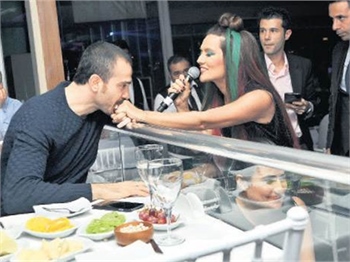 Demet Akalın'ın aşk şarkısı!