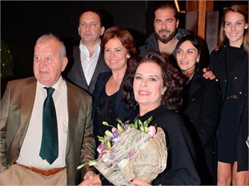 Hülya Koçyiğit yeni yaşını ailesiyle kutladı!