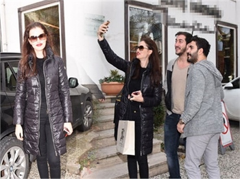 Fahriye Evcen'in selfie tutkusu!