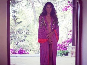 Yolanthe Cabau fiziğini sergiledi