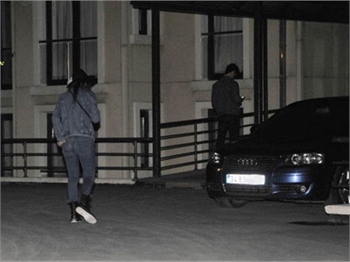 Hande Yener yeni 'Romeo'suyla el ele